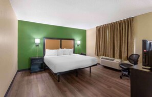 Hypo-allergenic bedding, desk, iron/ironing board, free WiFi