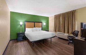 Hypo-allergenic bedding, desk, iron/ironing board, free WiFi