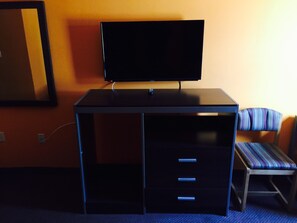 Habitación, 1 cama de matrimonio grande | Escritorio, wifi gratis, ropa de cama