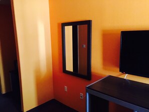 Desk, free WiFi, bed sheets - Scottish Inn & Suites - Hobby Airport (Houston)