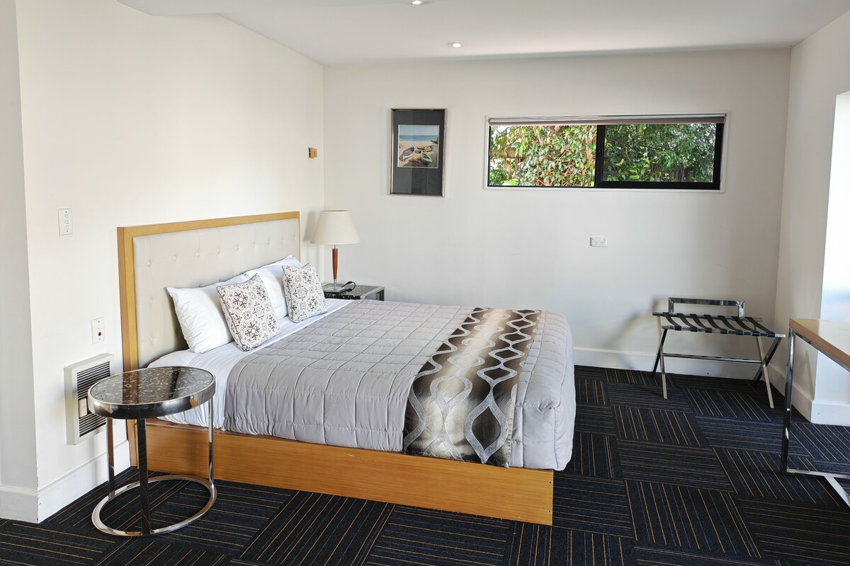 Deluxe Suite, Non Smoking | In-room safe, desk, iron/ironing board (on request), WiFi (free)