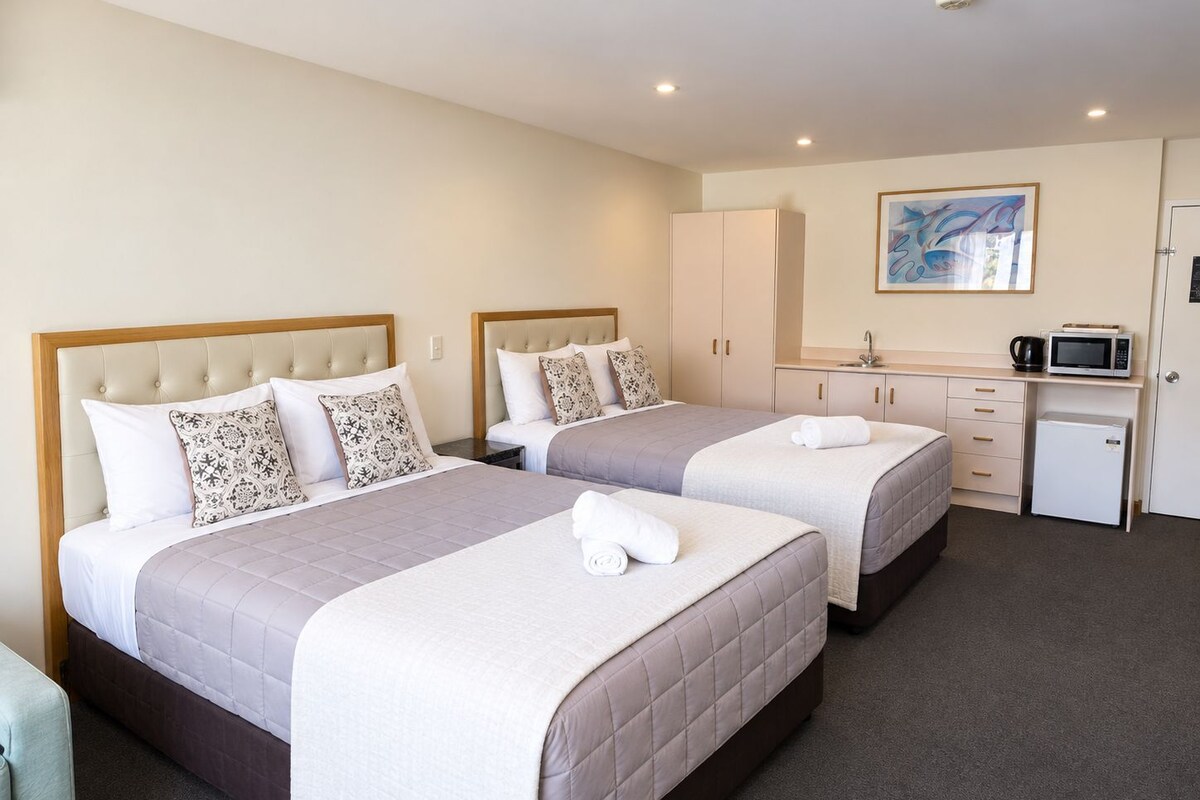 Comfort Triple Room | In-room safe, desk, iron/ironing board (on request), WiFi (free)