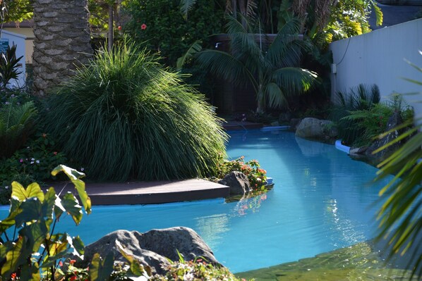 Piscine extérieure, chaises longues