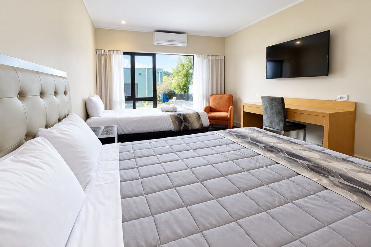Double or Twin Room, Mobility Accessible, Non Smoking | In-room safe, desk, iron/ironing board (on request), WiFi (free)