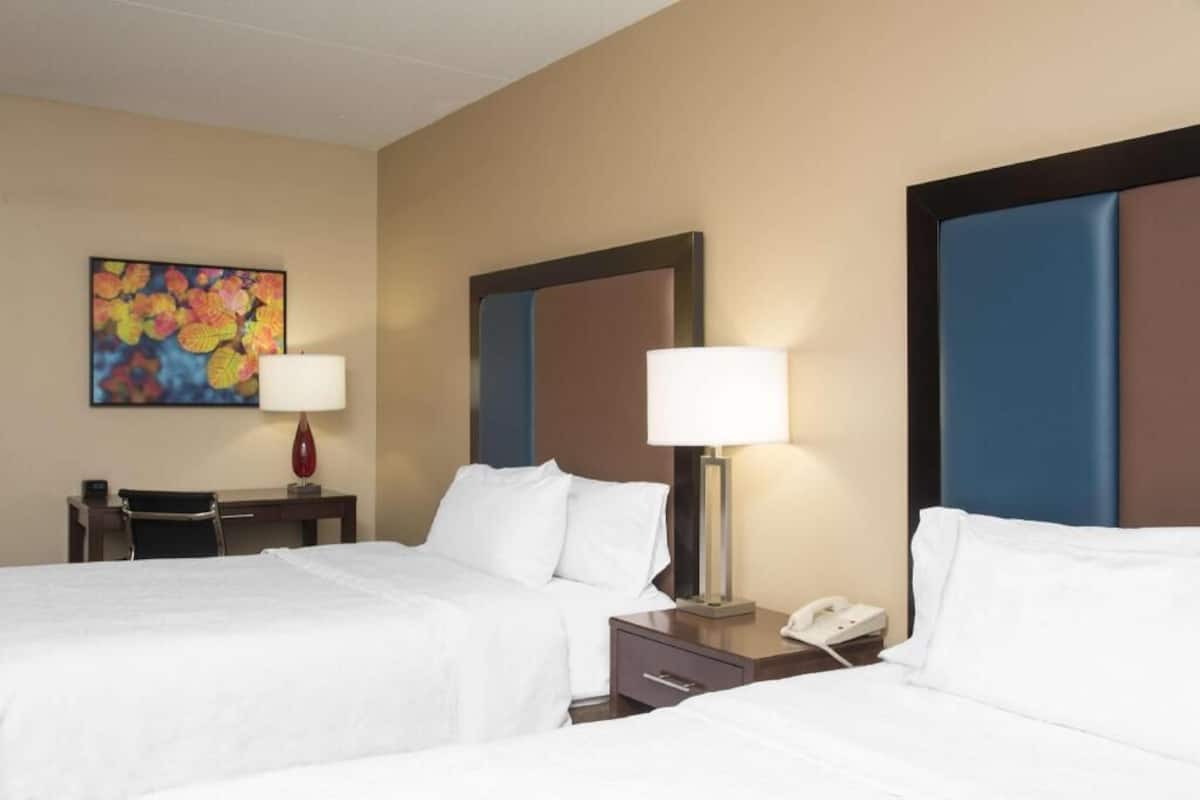 Gebar bulu kapas, tilam berlapik, peti besi dalam bilik, meja