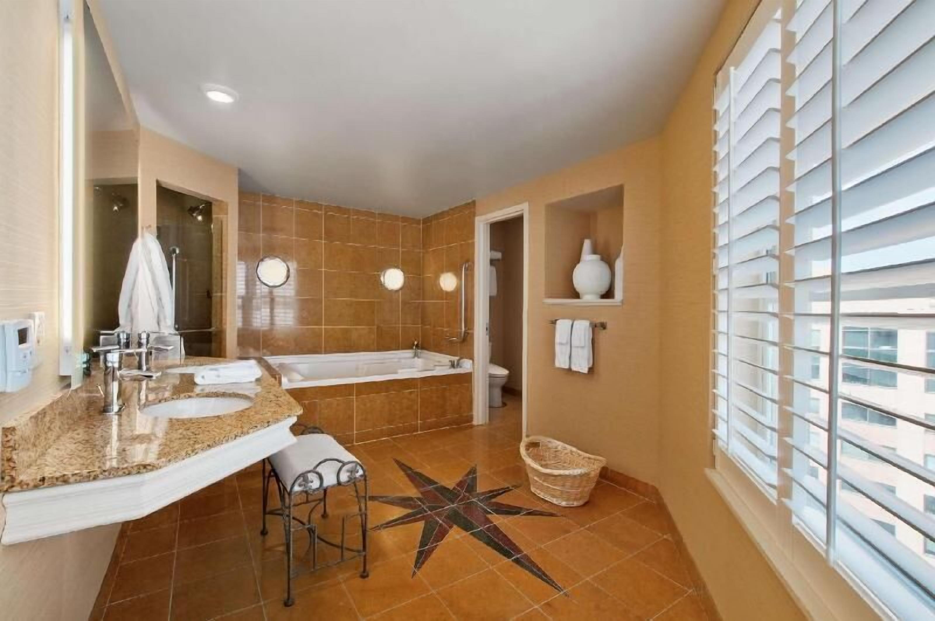 Combined shower/tub, free toiletries, hair dryer, towels
