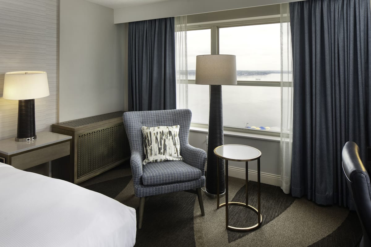 Room, 1 King Bed, Jetted Tub | Living area