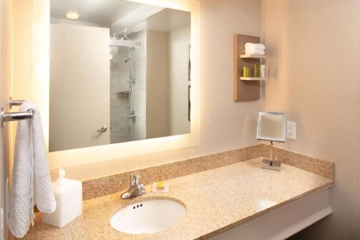 Salle de bain | Ensemble douche/baignoire, articles de toilette gratuits, sĂšche-cheveux