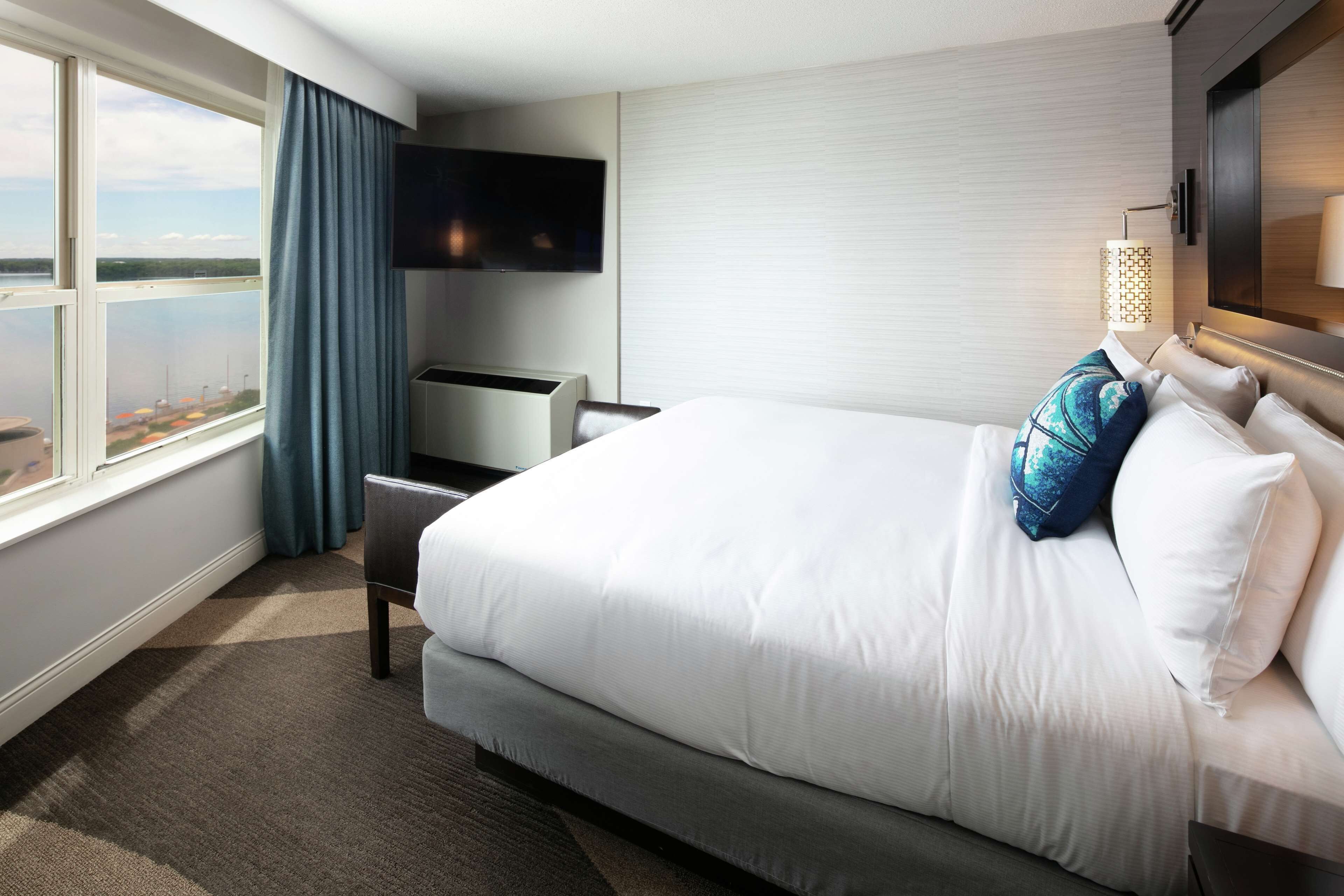 deluxe room, 1 king bed | in-room safe, desk, blackout curtains, soundproofing