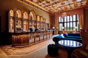 3 Bars/Lounges, Gastropub