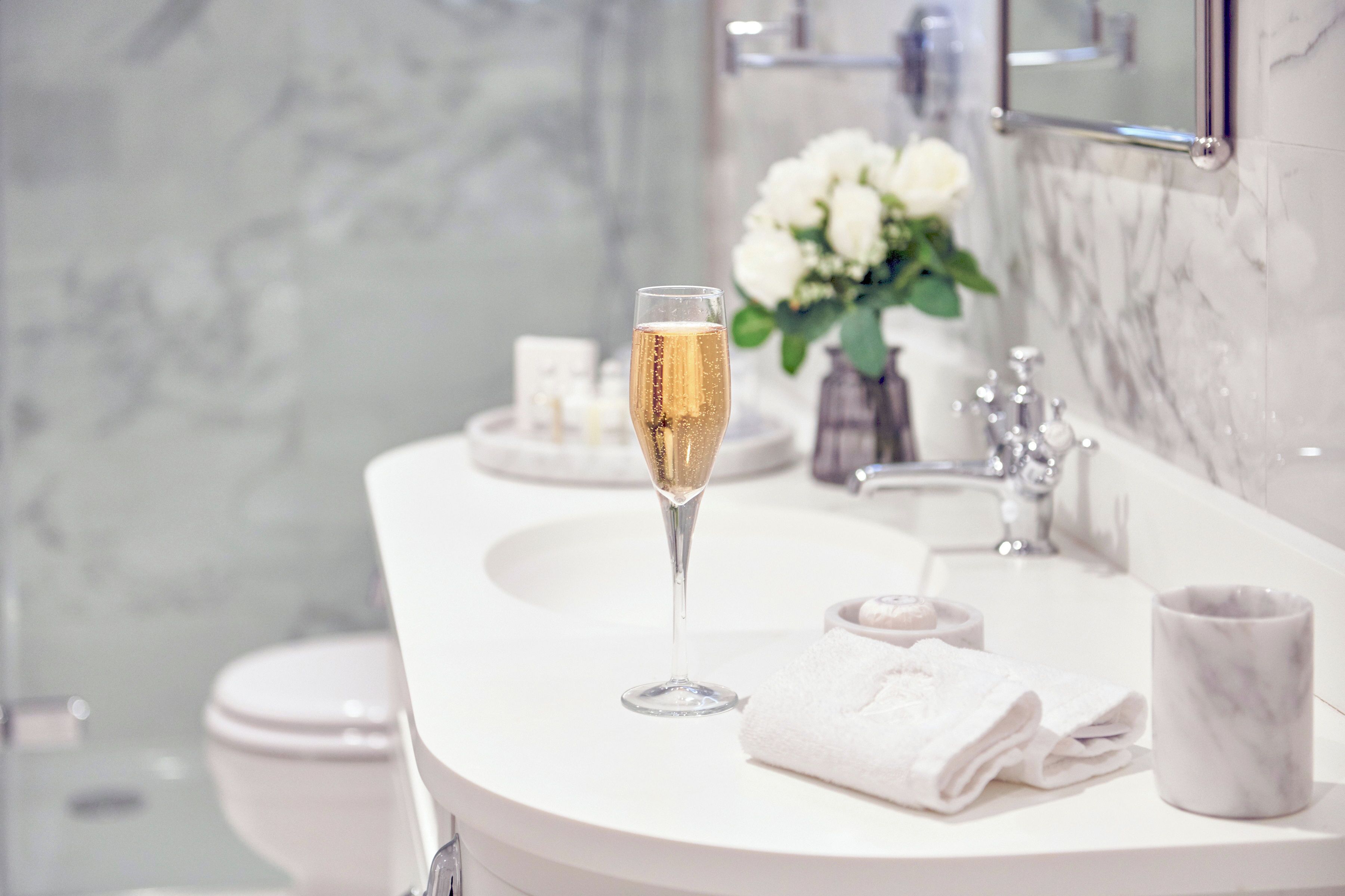 Habitación doble, balcón | Baño | Amenidades de baño gratuitas, secadora de cabello, batas, pantuflas 
