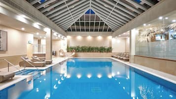 Inomhuspool och solstolar