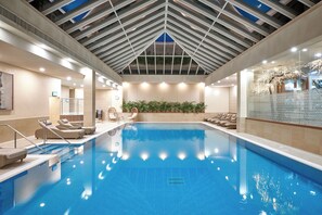 Indoor pool, sun loungers