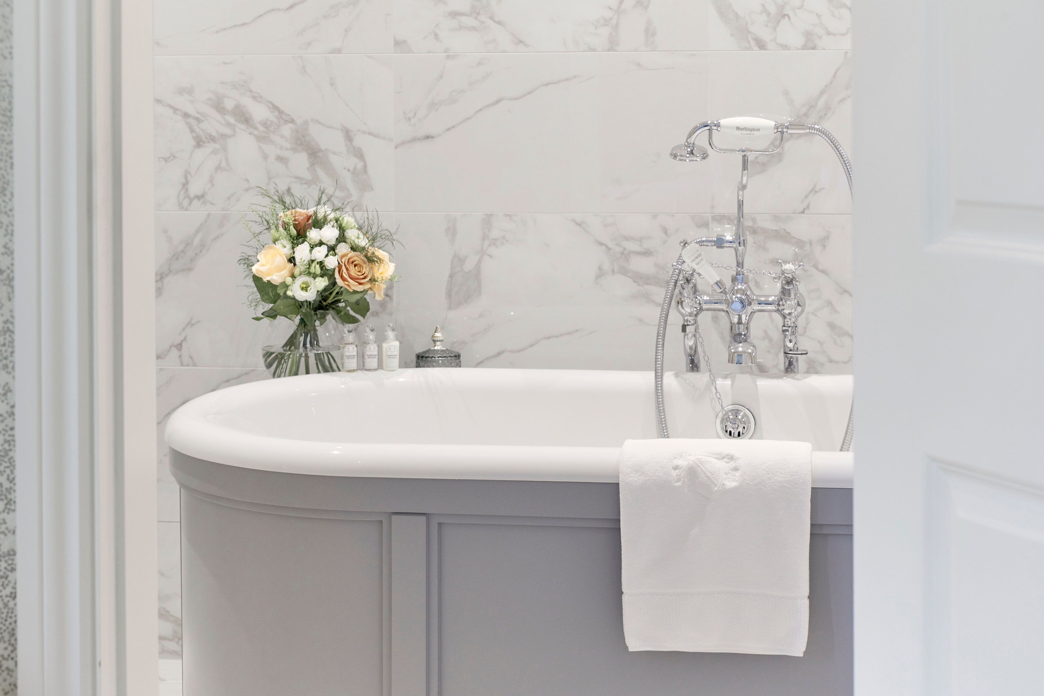 Classic Double or Twin Room | Bathroom | Free toiletries, hair dryer, bathrobes, slippers