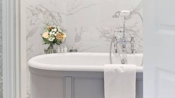 Classic Double or Twin Room | Bathroom | Free toiletries, hair dryer, bathrobes, slippers