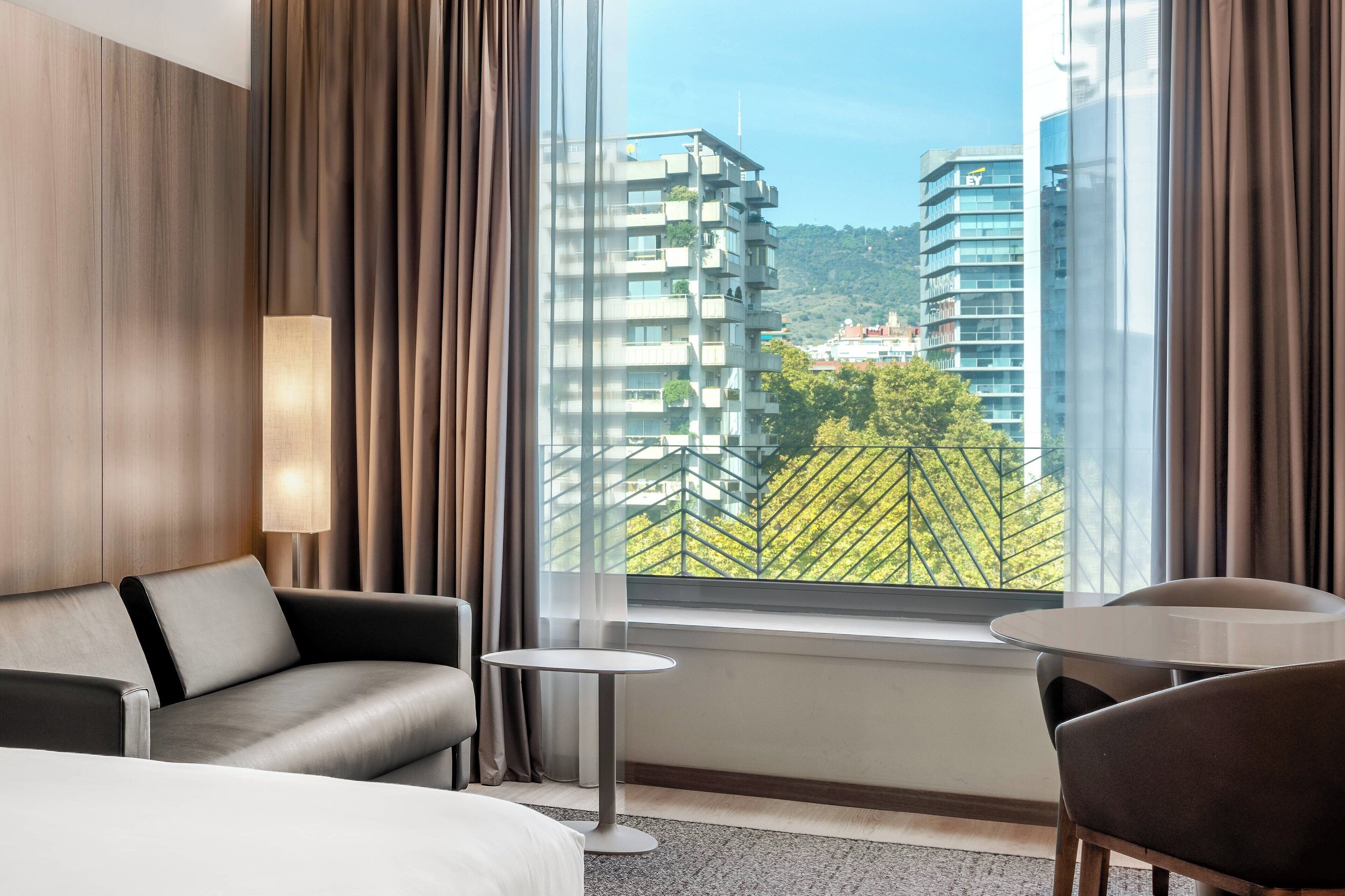 standard room, 1 king bed, non smoking | egyptian cotton sheets, down duvets, memory-foam beds, minibar