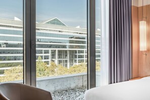 エジプト綿のシーツ、羽毛の掛け布団、低反発ベッド、ミニバー