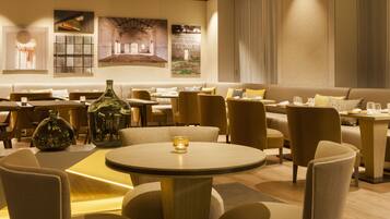 S'hi serveixen dinars, sopars i plats de cuina mediterrània