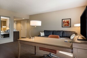 Zimmersafe, Schreibtisch, Bügeleisen/Bügelbrett, kostenlose Babybetten