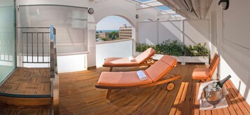 Studio Suite, 1 King Bed, Hot Tub | Premium bedding, down comforters, minibar, in-room safe