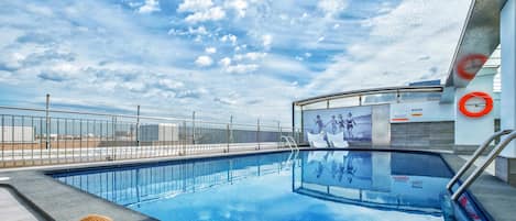 Piscina coperta, piscina all'aperto, lettini