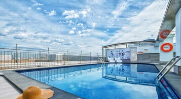Una piscina techada, una piscina al aire libre