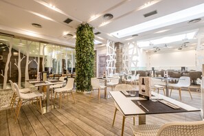 Se sirven comidas, cenas y cocina internacional