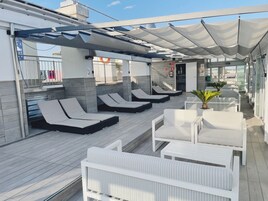 Una piscina cubierta, una piscina al aire libre, tumbonas