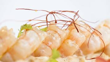 Primer plano de un plato de camarones y guarniciones.