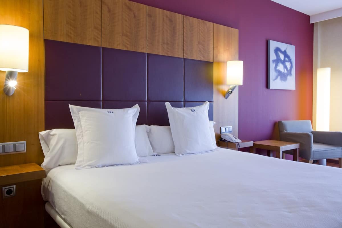 Premium bedding, down comforters, minibar, in-room safe