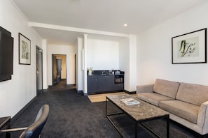 1 Bedroom Executive King Suite | Living area | 42-inch LED TV with digital channels, TV - Edit Auckland Central (Auckland)