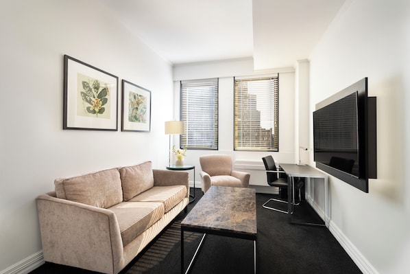 Deluxe-Studiosuite, 2 Schlafzimmer | Wohnbereich | 42-Zoll-LED-Fernseher mit Digitalempfang, Fernseher