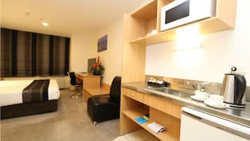 Estudio (Corporate - 1st floor) | Cocina básica privada | Microondas, cafetera o tetera y hervidor eléctrico