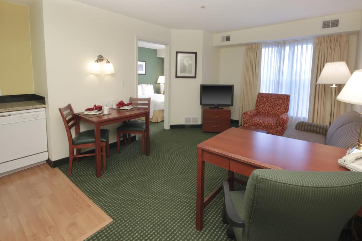 Suite, 1 Schlafzimmer (Hearing Accessible) | Hochwertige Bettwaren, Schreibtisch, laptopgeeigneter Arbeitsplatz