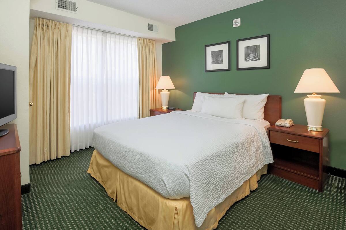 Suite, 1 kamar tidur (Hearing Accessible) | Seprai premium, meja kerja, dan ruang kerja ramah laptop