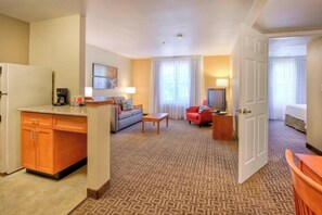 Suite, 1 chambre | Coin séjour | Télévision