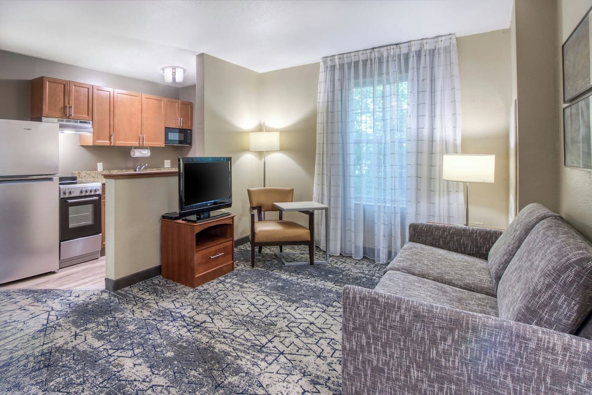 Suite, 2 Bedrooms, Non Smoking | Living area