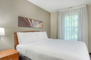 In-room safe, desk, iron/ironing board, free WiFi - TownePlace Suites by Marriott Raleigh Cary-Weston Parkway (Cary)