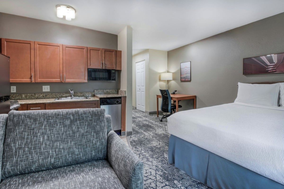 Studio, 1 Queen Bed with Sofa bed | In-room safe, desk, iron/ironing board, WiFi (free)
