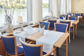 Breakfast, lunch, dinner served; Mediterranean cuisine