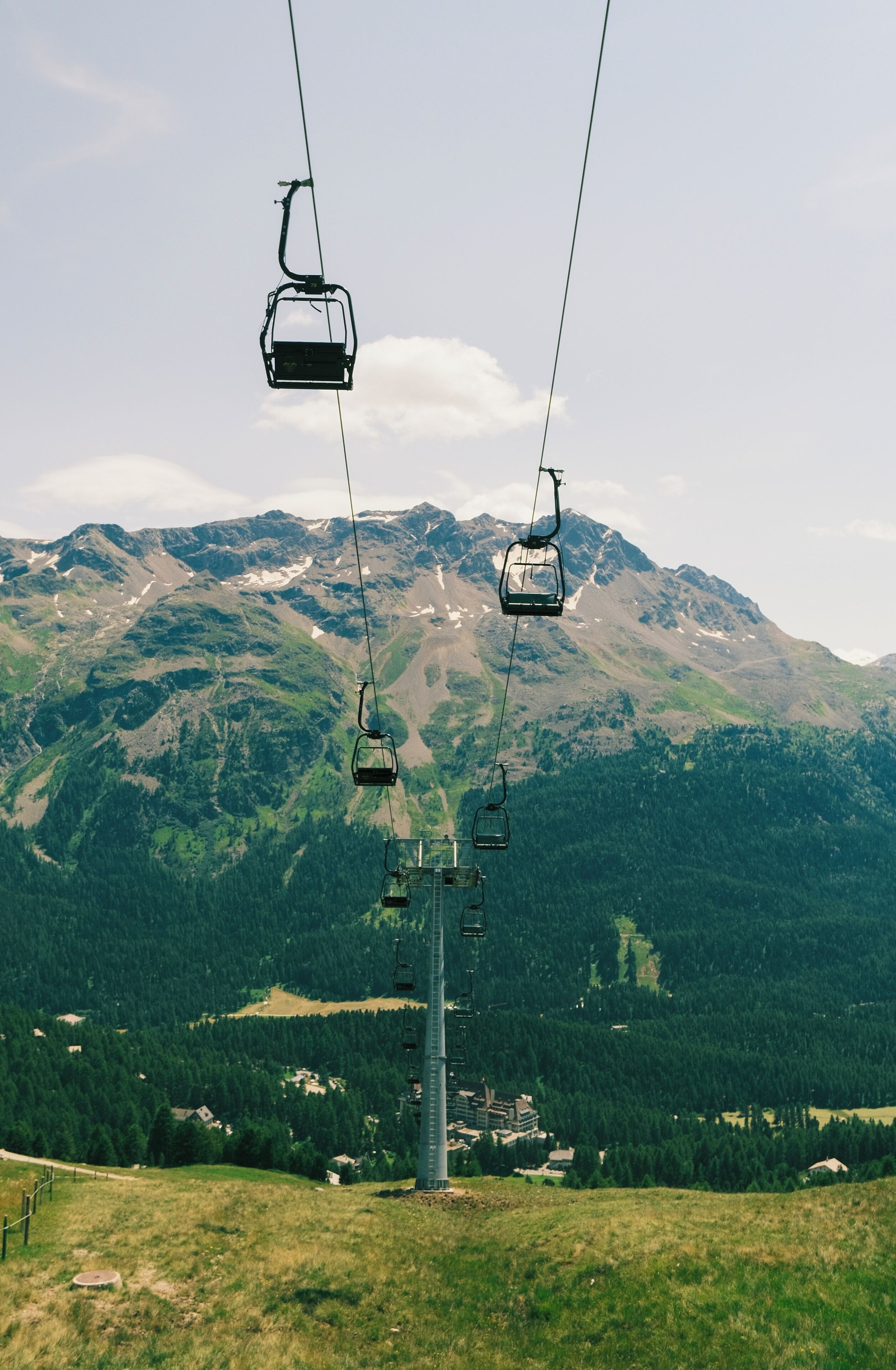 Eine Seilbahnanlage vor einer Bergkulisse.