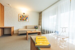 Large Room Balcony | 고급 침구, 오리/거위털 이불, 객실 내 금고, 책상