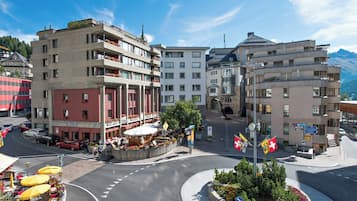Situated in the Swiss mountains, this hotel offers stunning views of the surrounding landscape.
