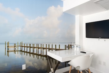 Traditional Villa Room 1 Queen Bed | In-room safe, individually decorated, blackout drapes at President Hotel