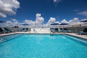 Pool amenities at President Hotel