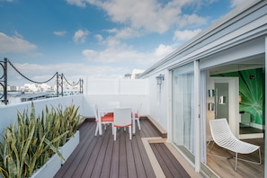 Penthouse, 1 très grand lit, terrasse | Coffres-forts dans les chambres, décoration personnalisée