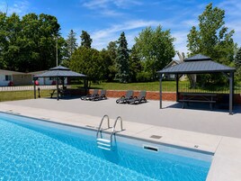 Una piscina al aire libre de temporada, camas de piscina gratis