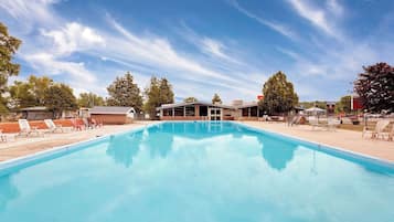 Piscine extérieure (ouverte en saison)