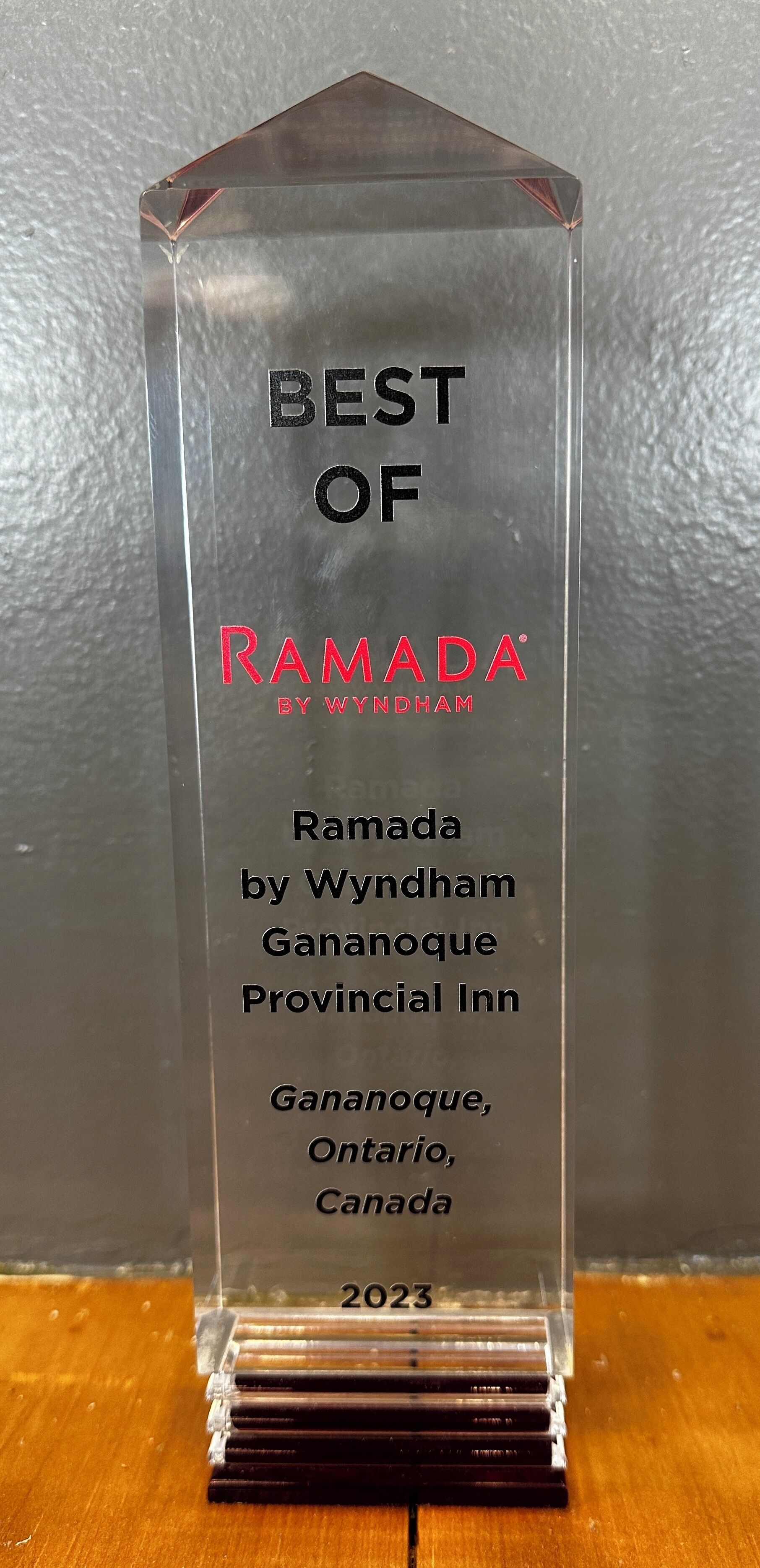 Una clara placa de reconocimiento para el Mejor Ramada by Wyndham Gananoque Provincial Inn, Ontario, Canadá, 2023.