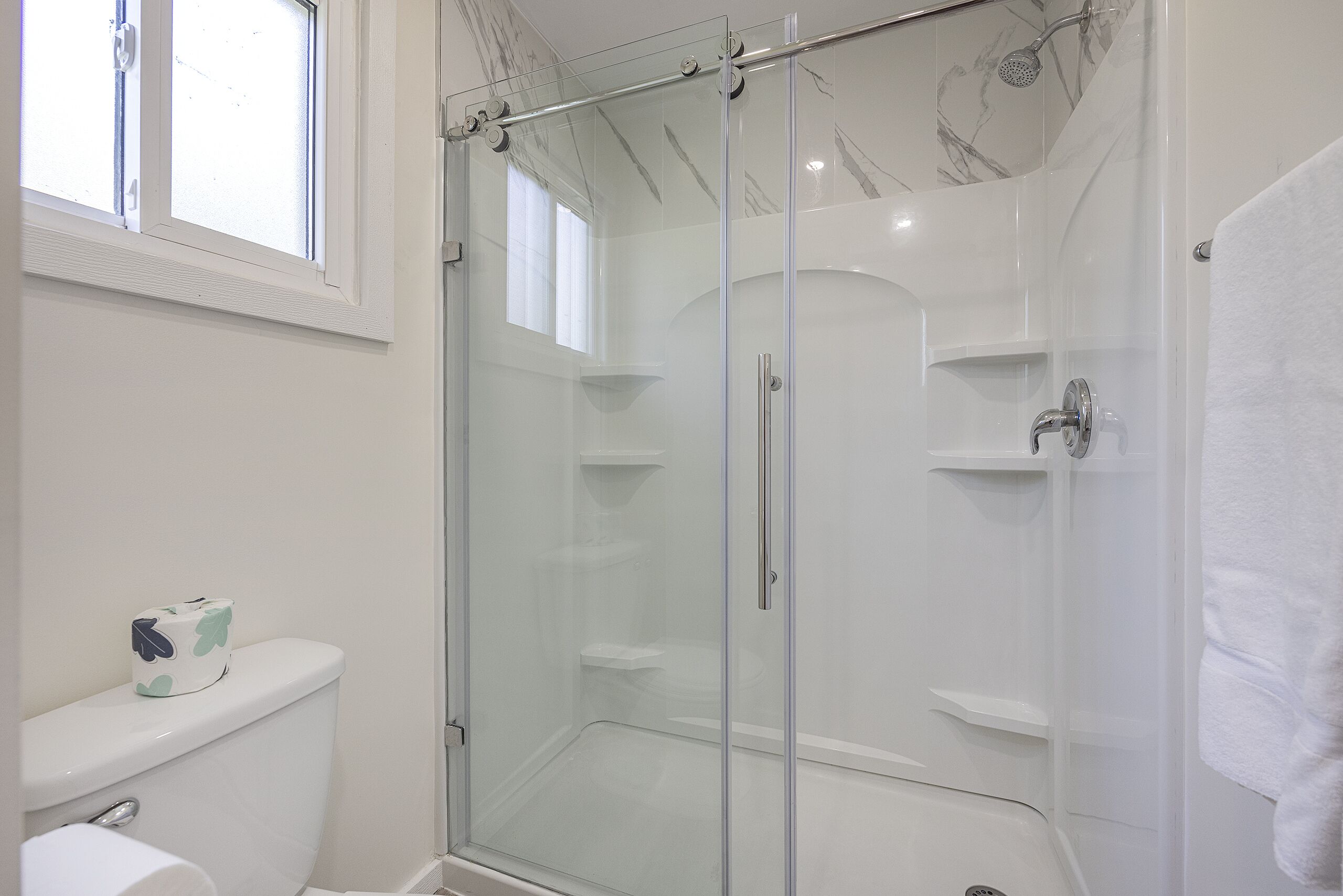 Combined shower/tub, deep soaking tub, free toiletries, hair dryer